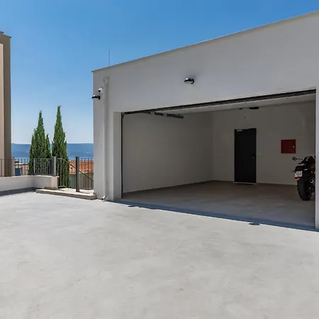 Penthouse Andro, Омиш