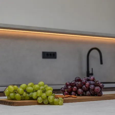 Penthouse Andro, Омиш