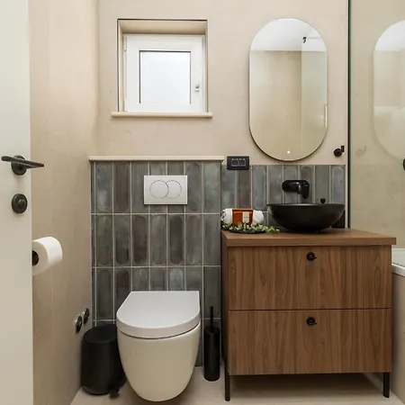 Penthouse Andro, * Omiš