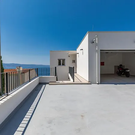 Penthouse Andro, Apartment